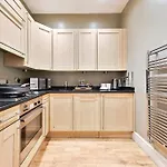 Elegant Victorian Flat Near Chelsea Embankment