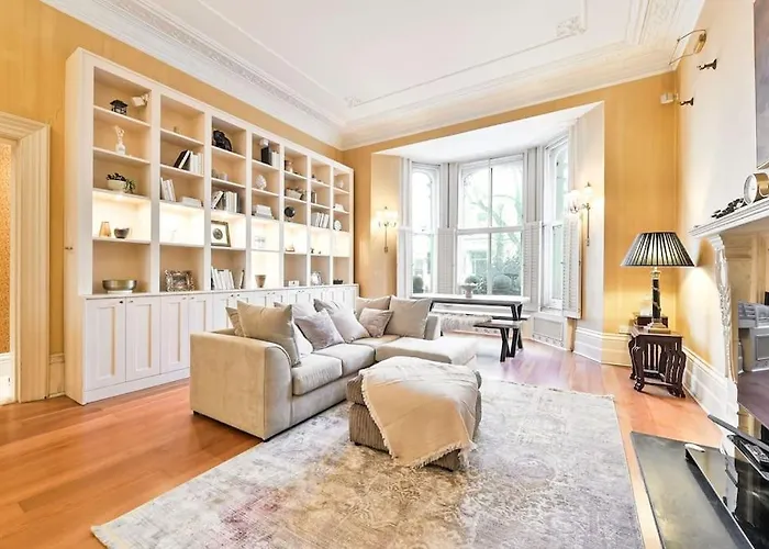 Elegant Victorian Flat Near Chelsea Embankment