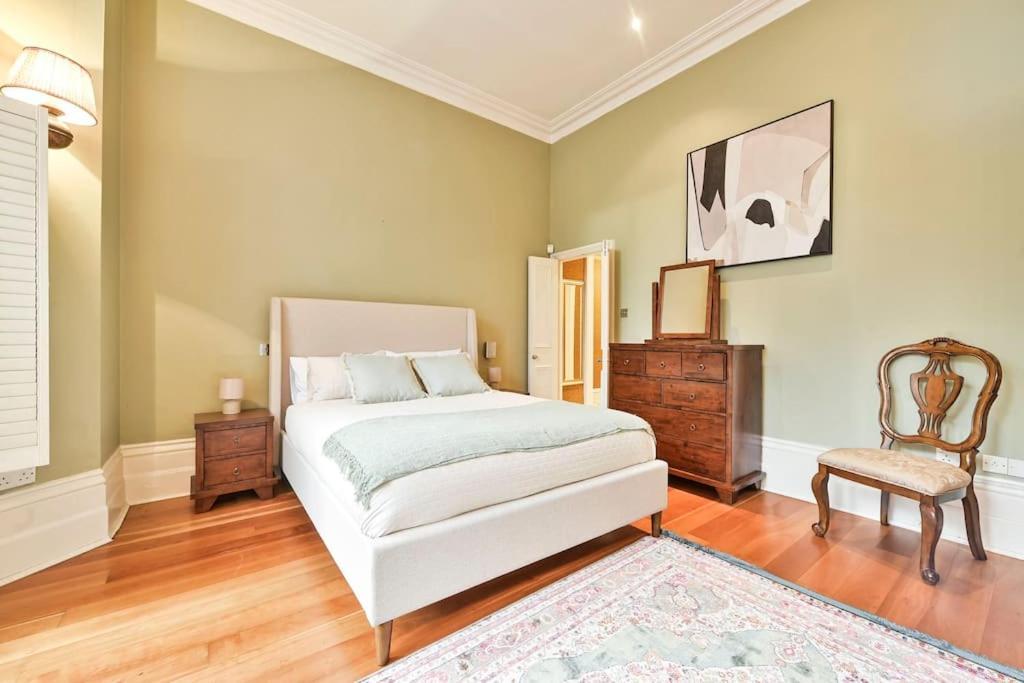 Elegant Victorian Flat Near Chelsea Embankment