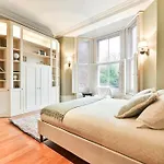 Elegant Victorian Flat Near Chelsea Embankment
